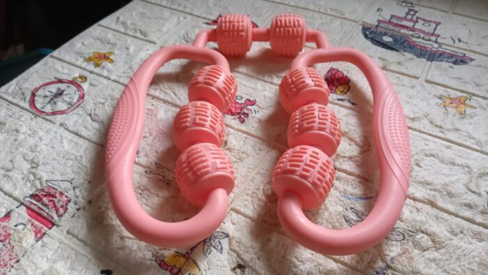Muscle Massage Roller 8 Wheels Relieve Soreness Leg Muscle Roller Fitness Roller Muscle Relaxer Massage Roller Ring Clip All Round Massaging Uniform Force Elastic PP Drop Shaped for Home Use (1 Pc) - Image 5