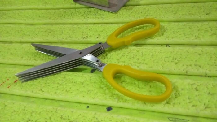 Multifunction Vegetable Stainless Steel Herbs Scissor with 5 Blades (1 Pc) - Image 7