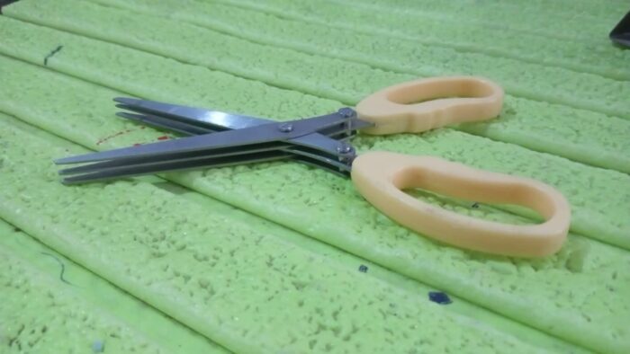 Multifunction Vegetable Stainless Steel Herbs Scissor With 3 Blades (1 Pc) - Image 7