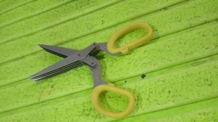 Multifunction Vegetable Stainless Steel Herbs Scissor with 5 Blades (1 Pc) - Image 7